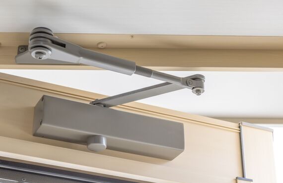 旧式のドアクローザーの修理や交換に対応いたします | 大阪市で鍵のことなら西中島ロック・セキュリティ株式会社